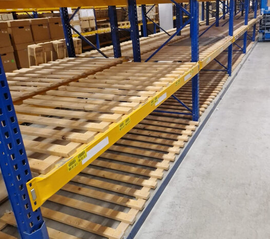 Stelling vlonder/legbord 2700x1000mm vurenhout, 50% open, gebruikt Stelling vlonder/legbord 2700x1000mm vurenhout, 50% open, gebruikt