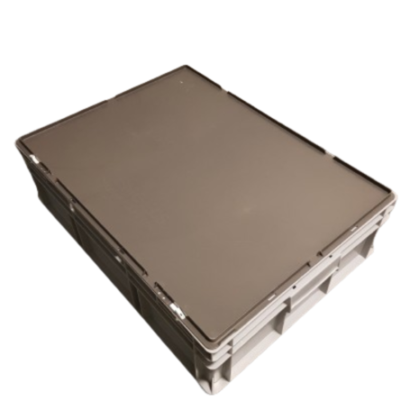 Emtrade 80x60x23 Kunststof bak met deksel, grijs, PP, vlakke geperforeerde bodem, licht gebruikt Emtrade 80x60x23 Kunststof bak met deksel, grijs, PP, vlakke geperforeerde bodem, licht gebruikt