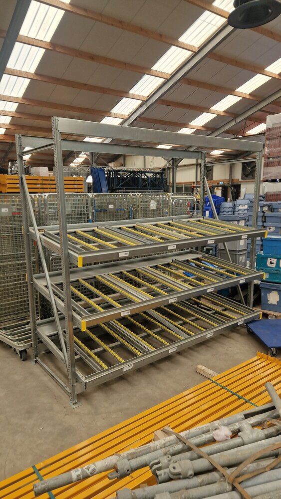 Flowrack Doorrolstelling D140 x B280 x H250 cm met 3 niveaus, 36 rolstrips, gebruikt Flowrack Doorrolstelling D140 x B280 x H250 cm met 3 niveaus, 36 rolstrips, gebruikt