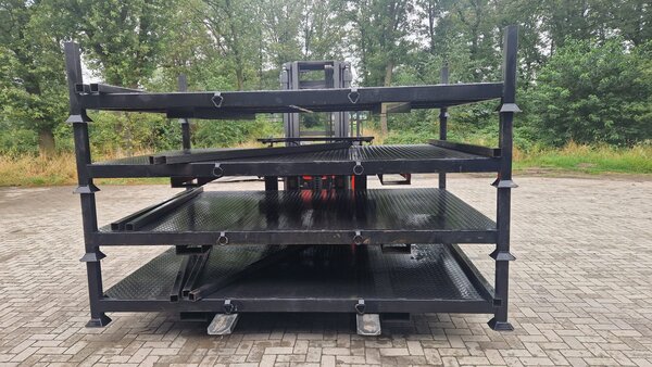 Stapelrek 300x200 cm met traanplaat bodem, zwart, gebruikt Stapelrek 300x200 cm met traanplaat bodem, zwart, gebruikt