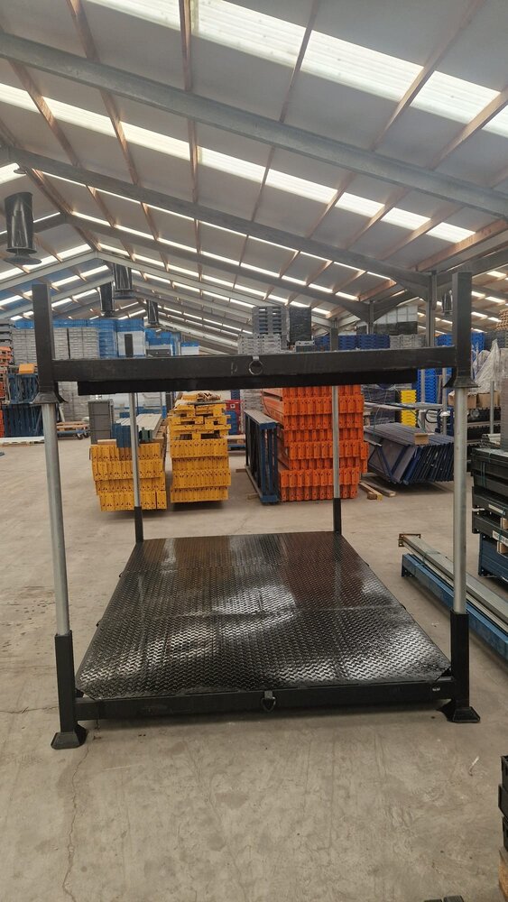 Stapelrek 300x200 cm met traanplaat bodem, zwart, gebruikt Stapelrek 300x200 cm met traanplaat bodem, zwart, gebruikt