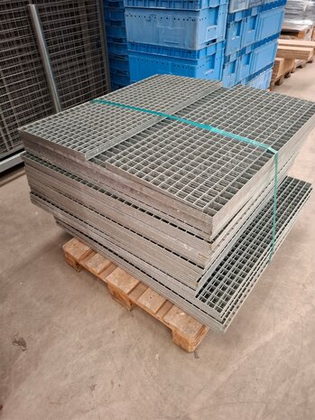 Emtrade Persrooster 100x100cm, 30x30mm maas, dikte 30x2mm, gebruikt Emtrade Persrooster 100x100cm, 30x30mm maas, dikte 30x2mm, gebruikt