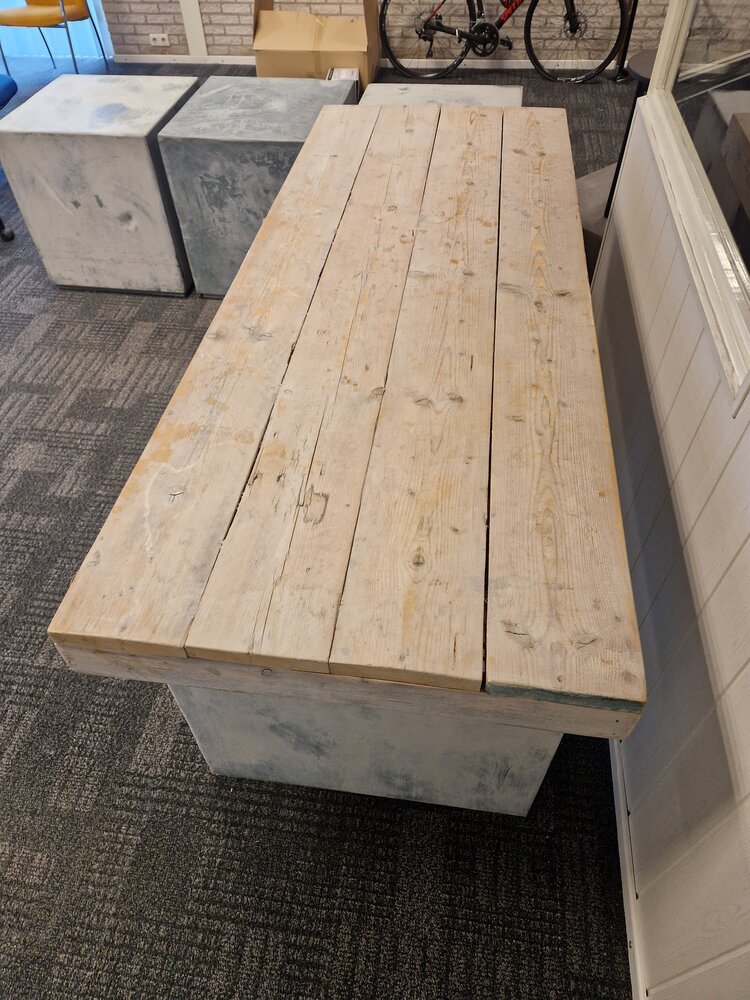 Emtrade Steigerhouten tafel 77.5 x 200 cm, 73.5/85cm hoog, gebruikt Emtrade Steigerhouten tafel 77.5 x 200 cm, 73.5/85cm hoog, gebruikt