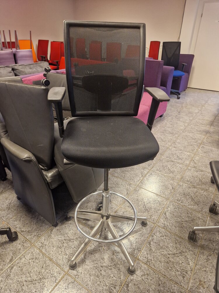 Hoge werkstoel met vaste poten, gebruikt Hoge werkstoel met vaste poten, gebruikt