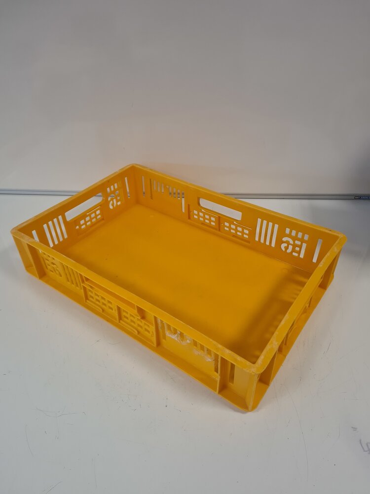 E6 Stapelbak 600x400x120mm, geel, geperforeerd, gebruikt (B-Keus) E6 Stapelbak 600x400x120mm, geel, geperforeerd, gebruikt (B-Keus)