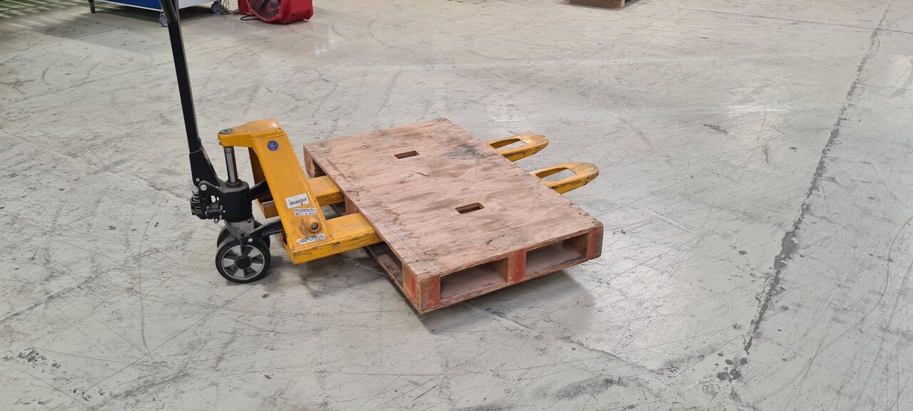 Houten pallet 1200x600x135 mm, gesloten dek en bodem, gebruikt Houten pallet 1200x600x135 mm, gesloten dek en bodem, gebruikt