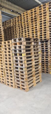 Houten pallet 1200x600x135 mm, gesloten dek en bodem, gebruikt Houten pallet 1200x600x135 mm, gesloten dek en bodem, gebruikt
