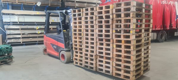 Houten pallet 1200x600x135 mm, gesloten dek en bodem, gebruikt Houten pallet 1200x600x135 mm, gesloten dek en bodem, gebruikt