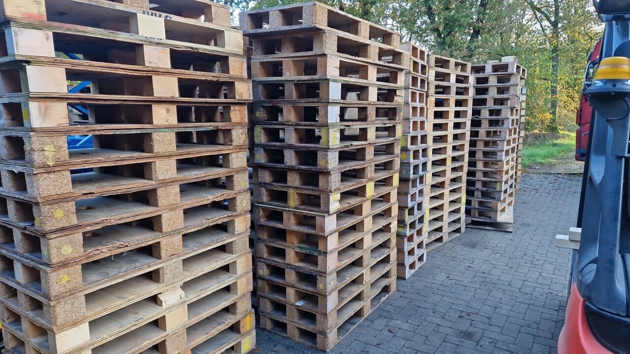 Houten pallet 1200x600x135 mm, gesloten dek en bodem, gebruikt Houten pallet 1200x600x135 mm, gesloten dek en bodem, gebruikt