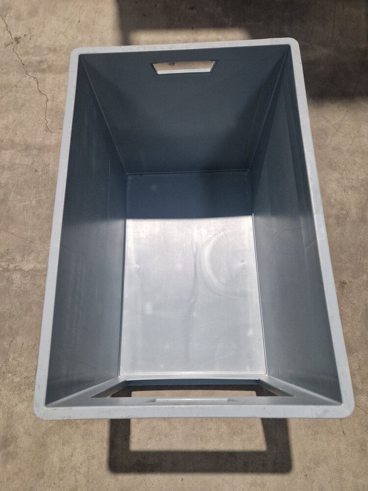 Embox Magazijnbak euronorm 600x400x420mm met grote grijpopening, stapelbaar, grijs, gebruikt  (B-keus) Embox Magazijnbak euronorm 600x400x420mm met grote grijpopening, stapelbaar, grijs, gebruikt  (B-keus)