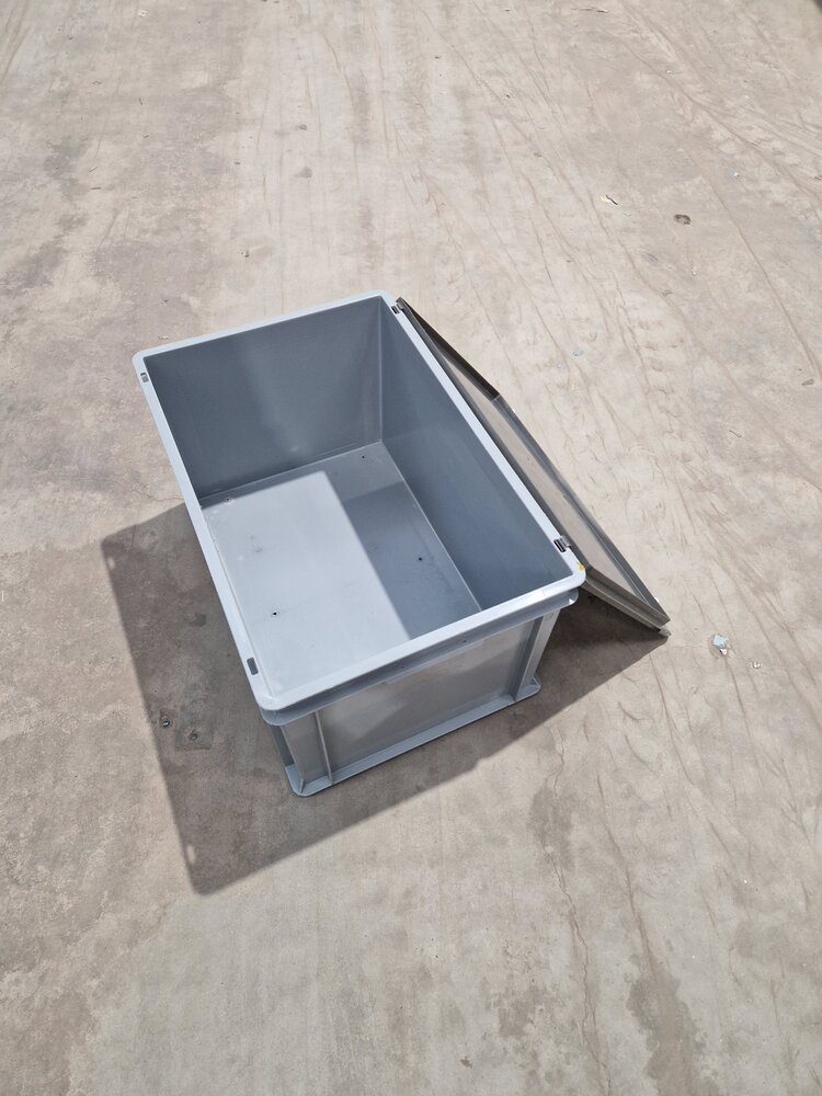 Emtrade Stapelbak 600x400x320mm met deksel, grijs, PP, gesloten, gebruikt Emtrade Stapelbak 600x400x320mm met deksel, grijs, PP, gesloten, gebruikt