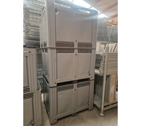 Emtrade Kunststof palletbox 120x100x86cm, gesloten,  met 3 sledes, gebruikt Emtrade Kunststof palletbox 120x100x86cm, gesloten,  met 3 sledes, gebruikt