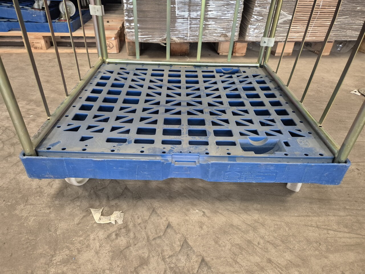 Feil Rolcontainer 3-heks met 2 houten legborden, gebruikt