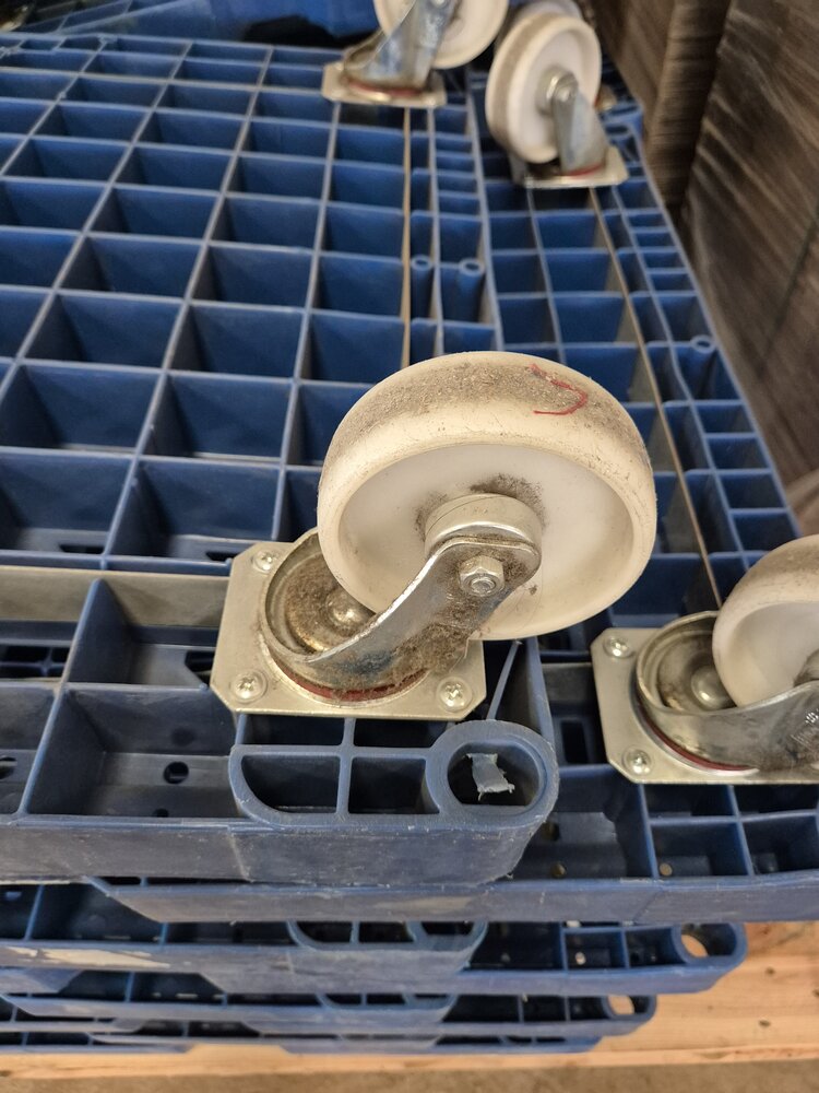 Feil Rolcontainer 3-heks met 2 houten legborden, gebruikt