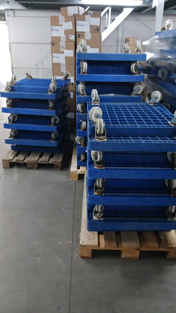 Feil Rolcontainer 3-heks met 2 houten legborden, gebruikt