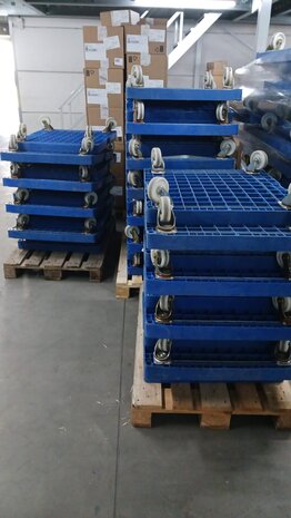 Feil Rolcontainer 3-heks met 2 houten legborden, gebruikt