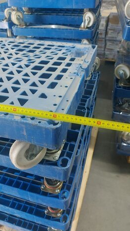 Feil Rolcontainer 3-heks met 2 houten legborden, gebruikt