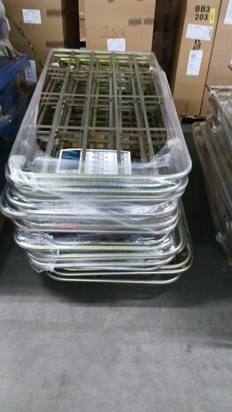 Feil Rolcontainer 3-heks met 2 houten legborden, gebruikt