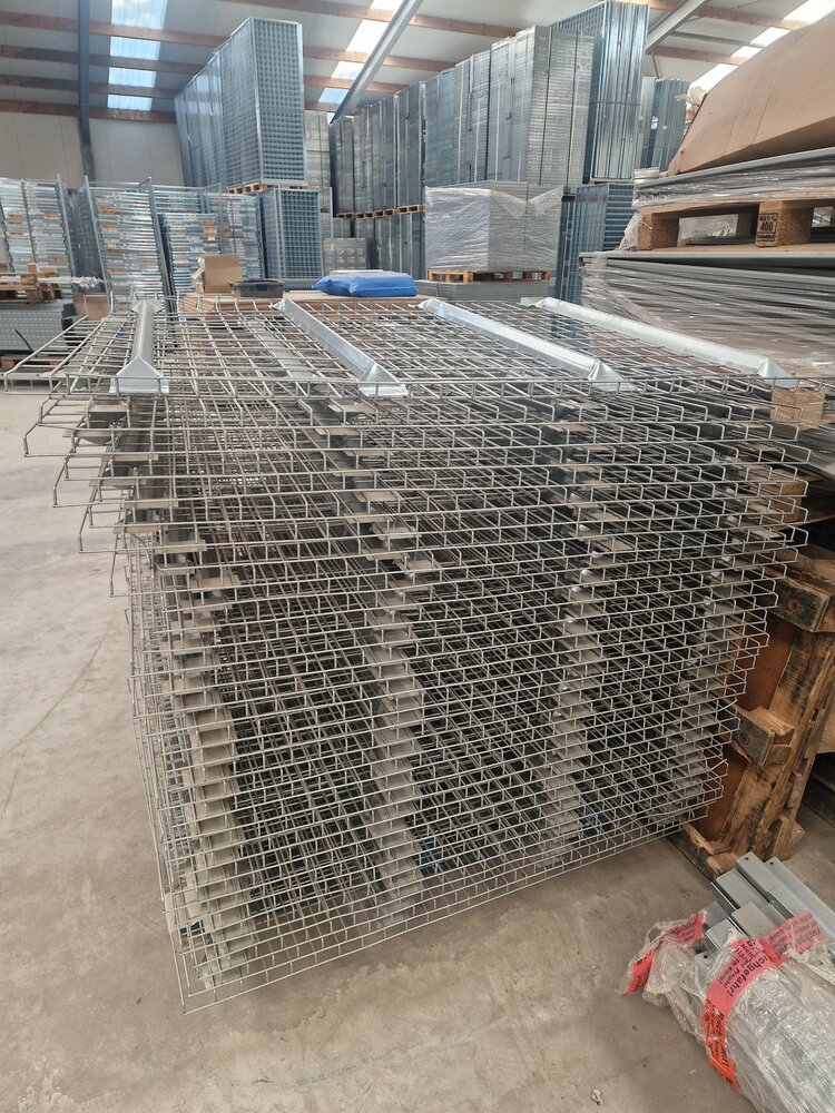 Emtrade Draadrooster 1270x1100 (1160mm) achter omhoog, verzinkt, gebruikt Emtrade Draadrooster 1270x1100 (1160mm) achter omhoog, verzinkt, gebruikt