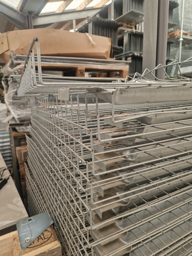 Emtrade Draadrooster 1270x1100 (1160mm) achter omhoog, verzinkt, gebruikt Emtrade Draadrooster 1270x1100 (1160mm) achter omhoog, verzinkt, gebruikt