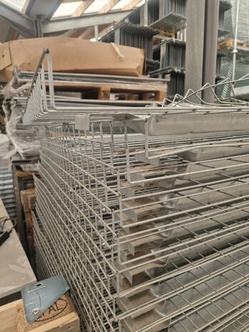 Emtrade Draadrooster 1270x1100 (1160mm) achter omhoog, verzinkt, gebruikt Emtrade Draadrooster 1270x1100 (1160mm) achter omhoog, verzinkt, gebruikt