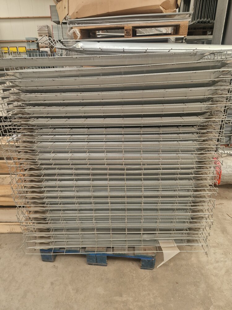 Emtrade Draadrooster 1270x1100 (1160mm) achter omhoog, verzinkt, gebruikt Emtrade Draadrooster 1270x1100 (1160mm) achter omhoog, verzinkt, gebruikt