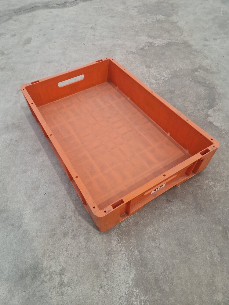 Emtrade Stapelbak 600x400x120mm met afwateringsgaten oranje, gebruikt Emtrade Stapelbak 600x400x120mm met afwateringsgaten oranje, gebruikt