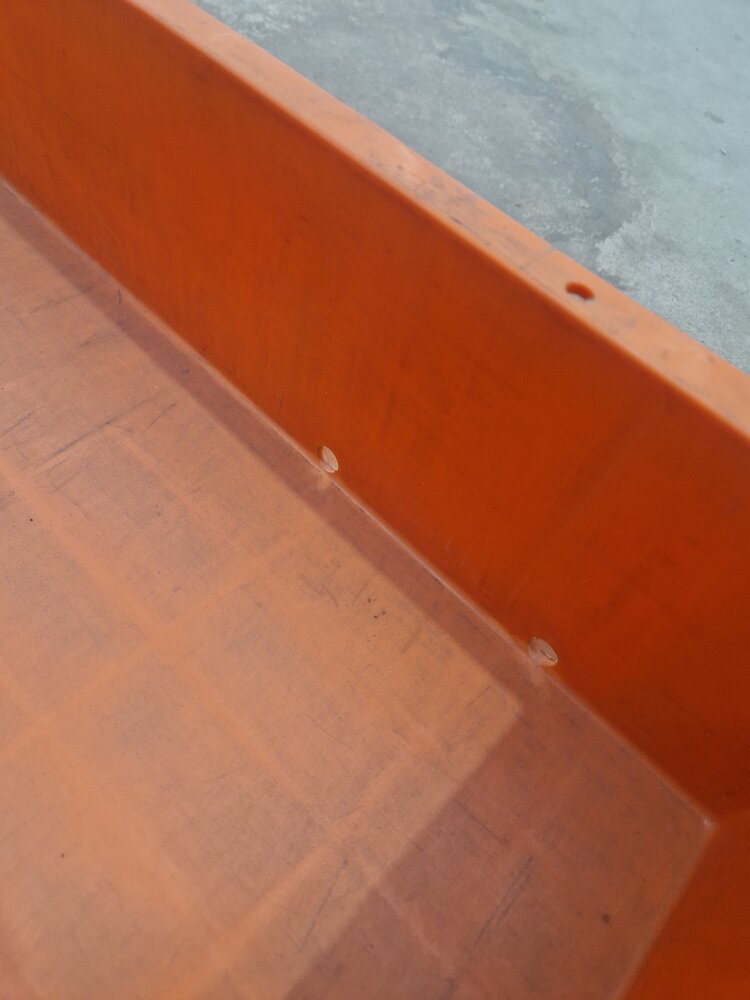 Emtrade Stapelbak 600x400x120mm met afwateringsgaten oranje, gebruikt Emtrade Stapelbak 600x400x120mm met afwateringsgaten oranje, gebruikt