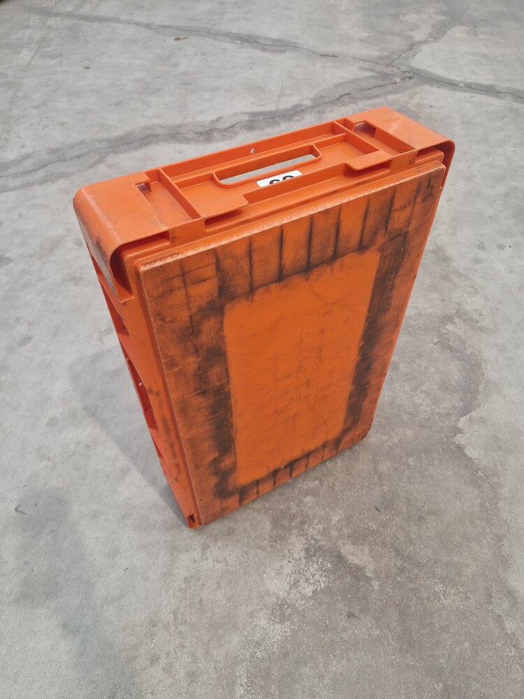 Emtrade Stapelbak 600x400x120mm met afwateringsgaten oranje, gebruikt Emtrade Stapelbak 600x400x120mm met afwateringsgaten oranje, gebruikt