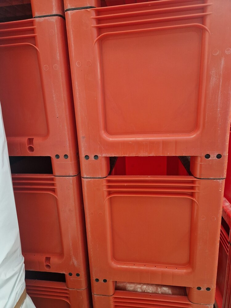 Geobox Palletbox 1000x600x662mm 260 liter, gesloten, oranje, 2 sledes, gebruikt