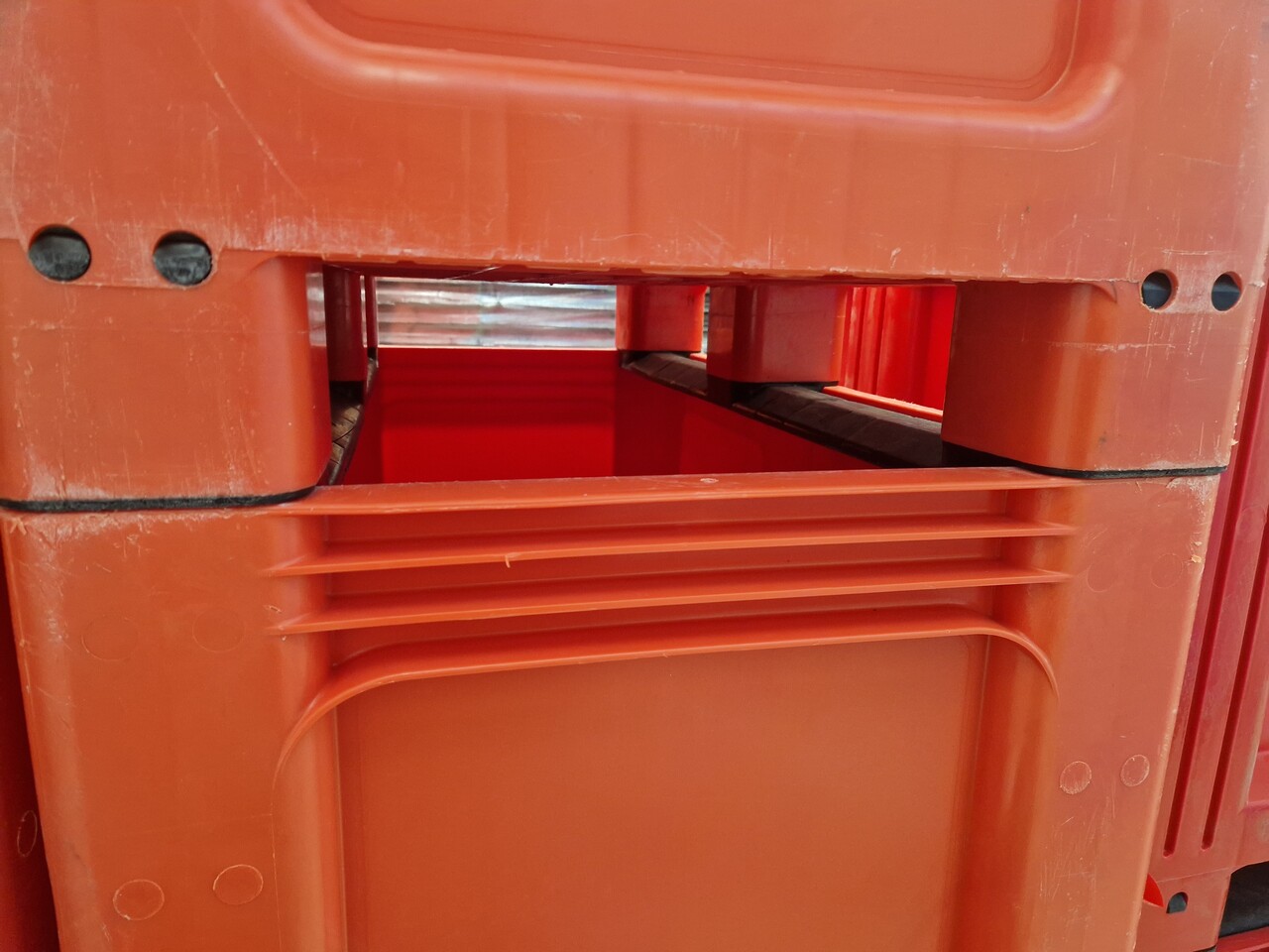 Geobox Palletbox 1000x600x662mm 260 liter, gesloten, oranje, 2 sledes, gebruikt