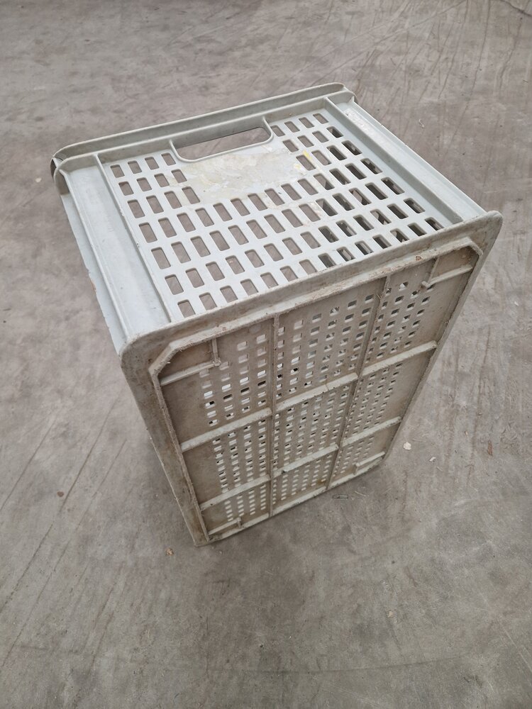 Emtrade Stapelbak 600x400x300mm geperforeerd grijs, gebruikt Emtrade Stapelbak 600x400x300mm geperforeerd grijs, gebruikt