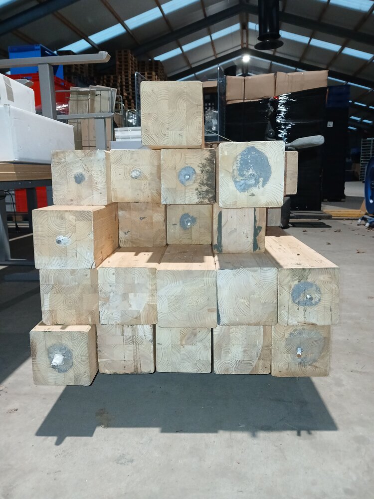 Emtrade Vuren verlijmde balk vierkant 140x140mm, gebruikt Emtrade Vuren verlijmde balk vierkant 140x140mm, gebruikt