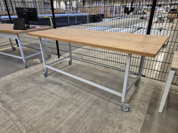 Emtrade Verrijdbare tafel 250×110×101 cm – Gebruikt