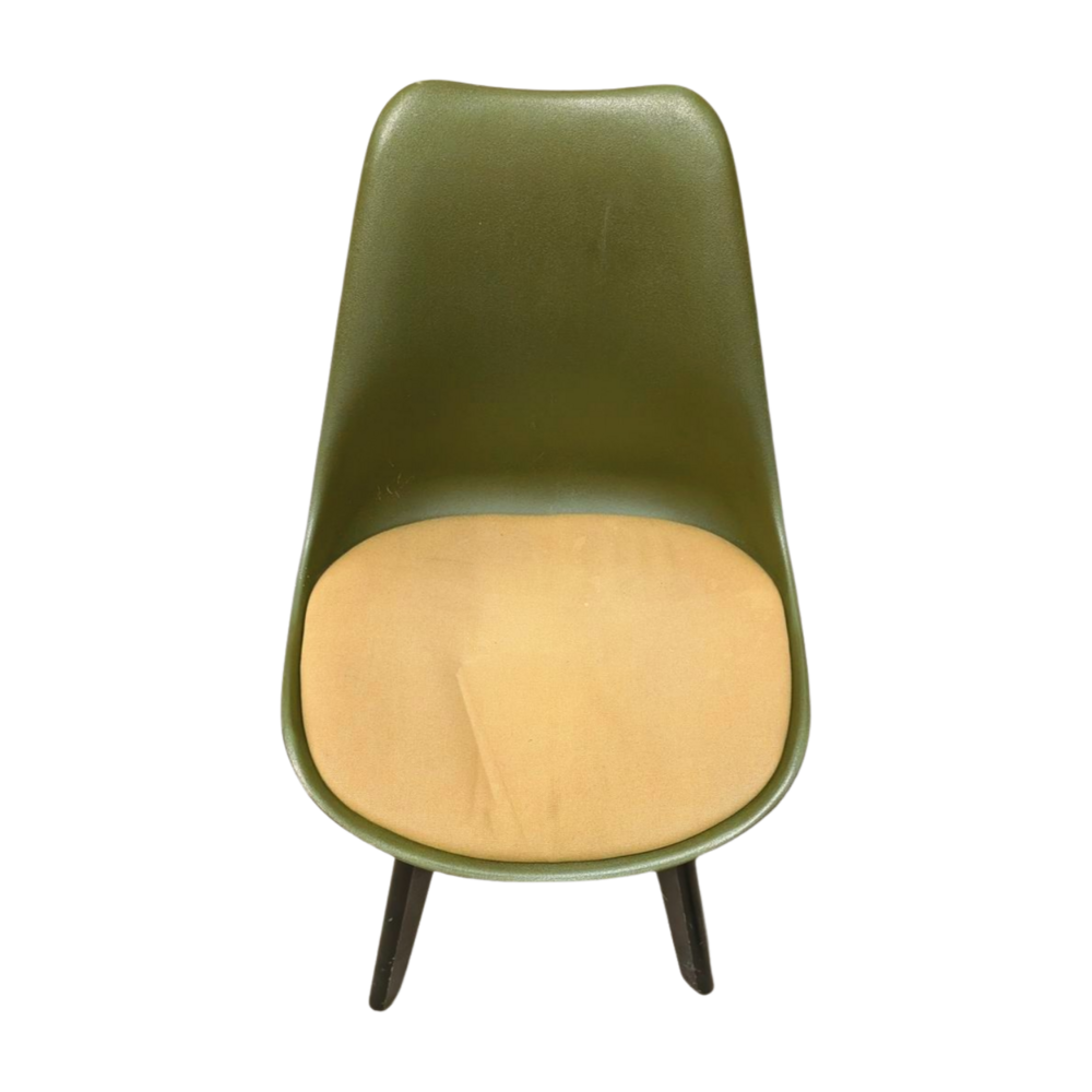 Emtrade Groene kunststof kuipstoel met gestoffeerde zitting – gebruikt