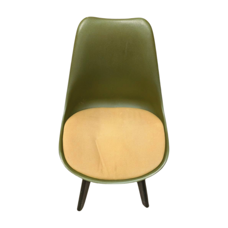 Emtrade Groene kunststof kuipstoel met gestoffeerde zitting – gebruikt