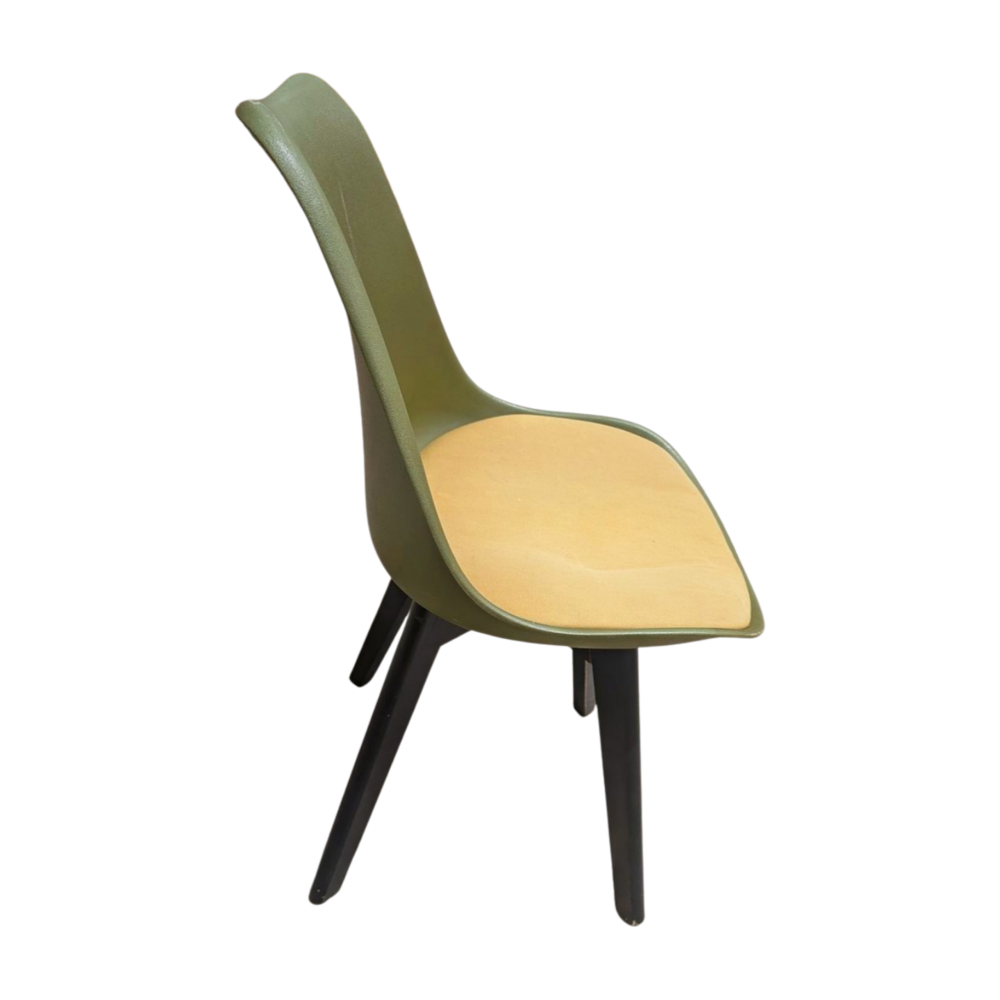 Emtrade Groene kunststof kuipstoel met gestoffeerde zitting – gebruikt