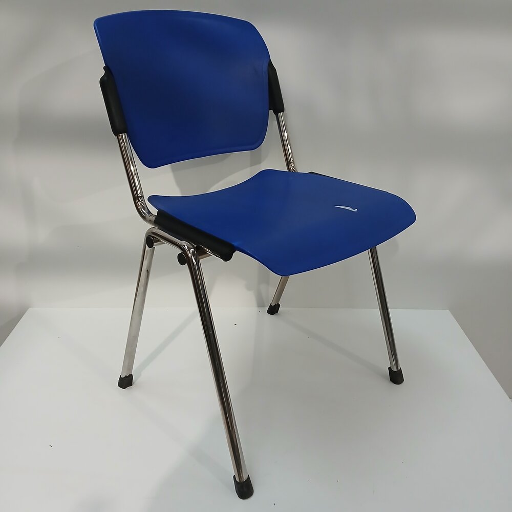Emtrade Gebruikte stapelbare kunststof stoel – blauw