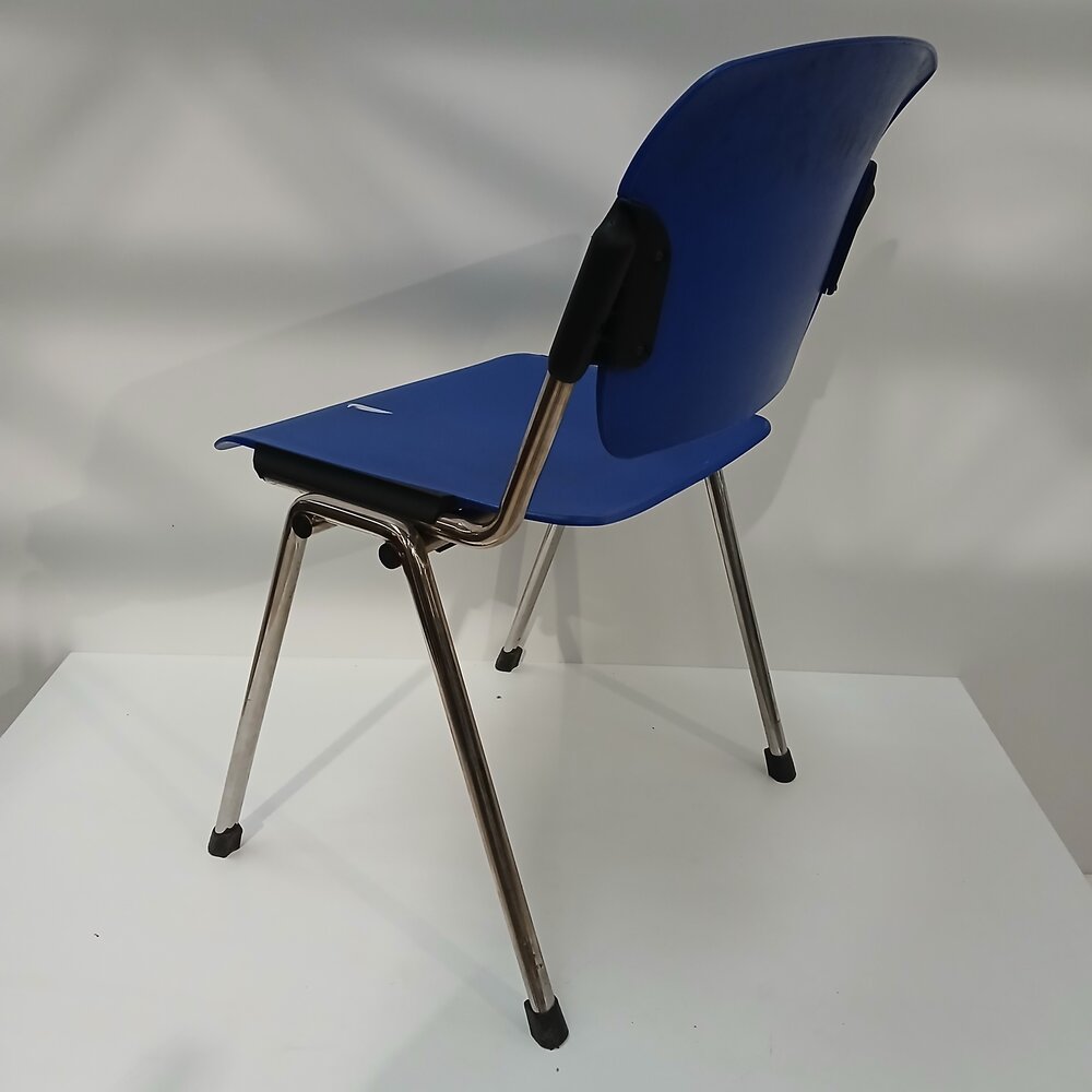 Emtrade Gebruikte stapelbare kunststof stoel – blauw