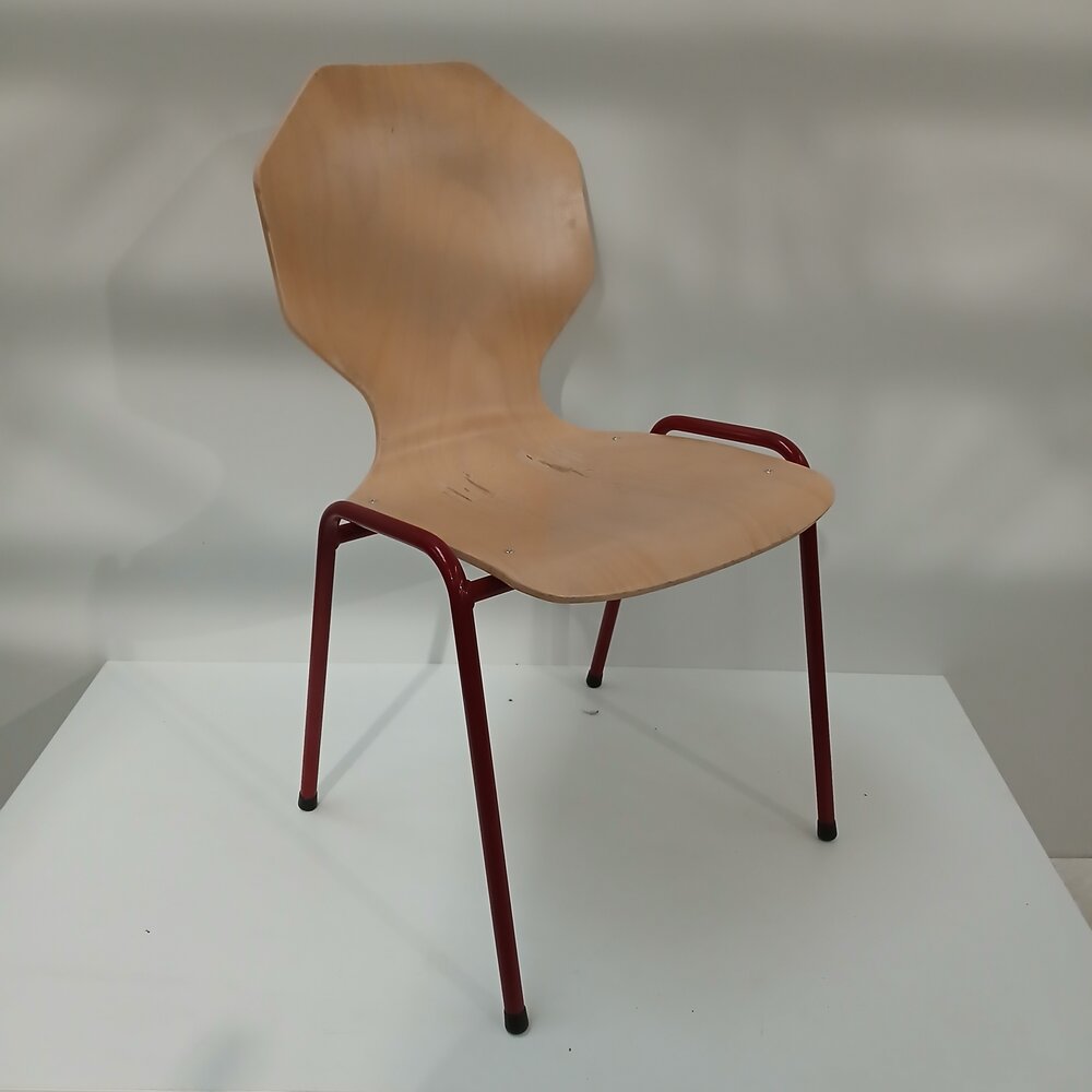 Emtrade Houten Stapelstoel met Rood Frame – Gebruikt