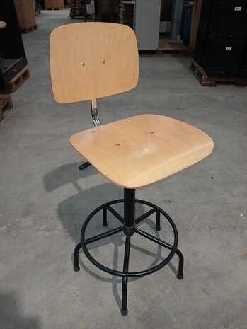 Emtrade Industriële werkstoel, verstelbaar, houten zitting, voetenring, metalen onderstel, gebruikt