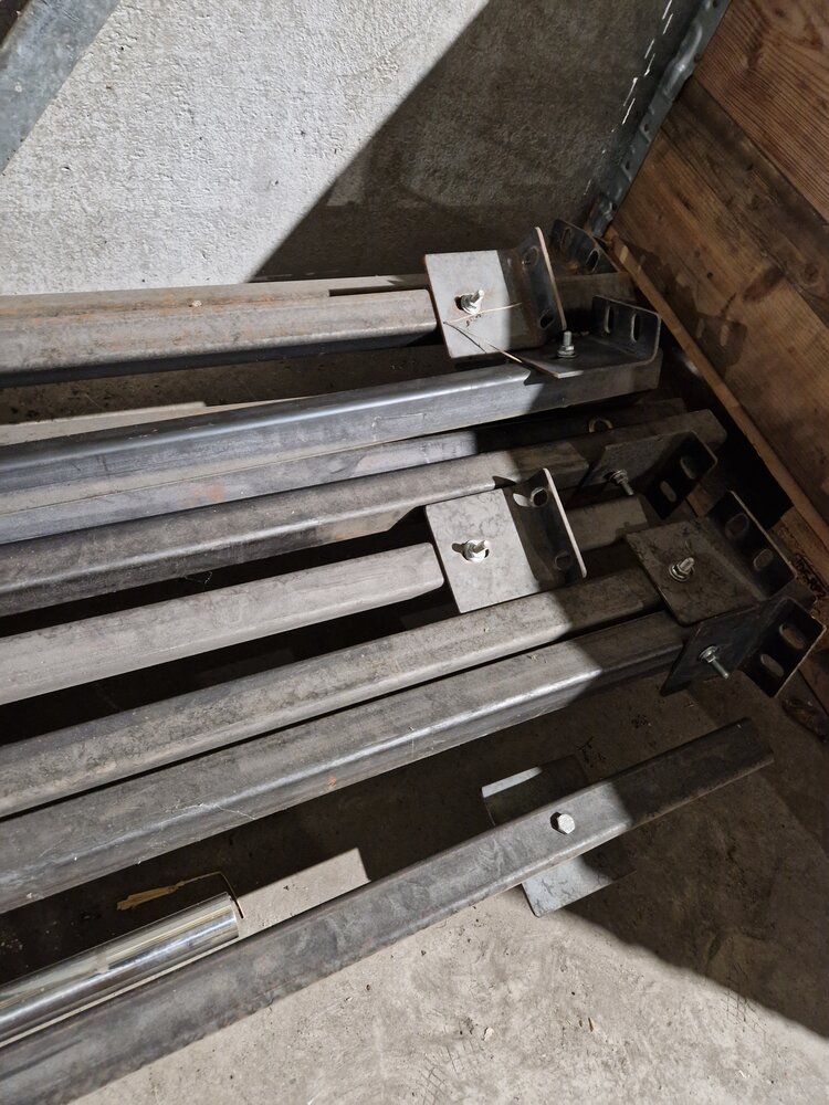 Emtrade Metalen stang 40x40 mm met bevestigingsbeugels – stelling / constructie - Gebruikt Emtrade Metalen stang 40x40 mm met bevestigingsbeugels – stelling / constructie - Gebruikt