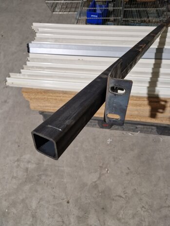 Emtrade Metalen stang 40x40 mm met bevestigingsbeugels – stelling / constructie - Gebruikt Emtrade Metalen stang 40x40 mm met bevestigingsbeugels – stelling / constructie - Gebruikt