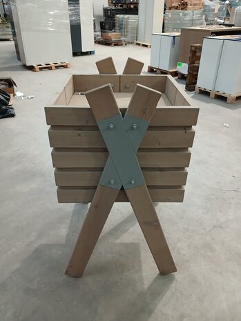 Emtrade Presentatiebak met dubbele bodem - 60x60x109 cm - Hout - Gebruikt Emtrade Presentatiebak met dubbele bodem - 60x60x109 cm - Hout - Gebruikt