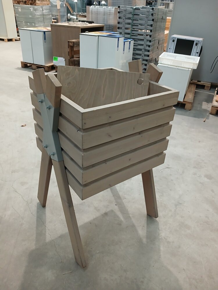 Emtrade Presentatiebak met dubbele bodem - 60x60x109 cm - Hout - Gebruikt Emtrade Presentatiebak met dubbele bodem - 60x60x109 cm - Hout - Gebruikt