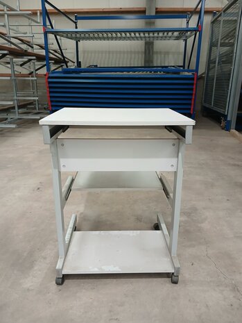 Emtrade Uitschuifbare verrijdbare tafel, 3 verdiepingen, grijs, met zwenkwielen, gebruikt