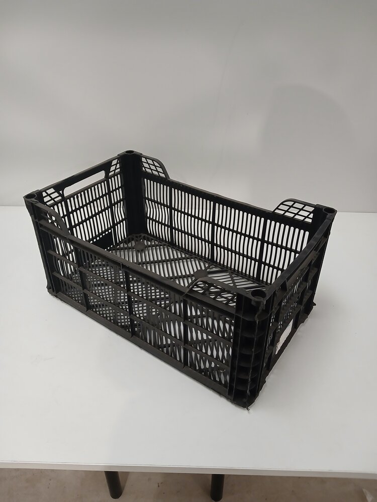 Zwarte kunststof agrikrat 500x300x240 mm, geperforeerd, gebruikt