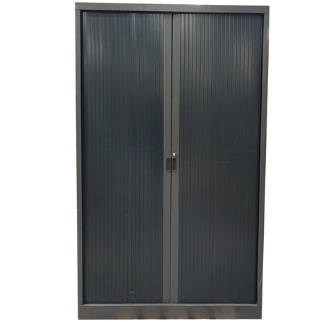 Emtrade Roldeurkast 120,5x45,5x197 cm, 4 legborden zwart, nette staat, zonder sleutel, gebruikt Emtrade Roldeurkast 120,5x45,5x197 cm, 4 legborden zwart, nette staat, zonder sleutel, gebruikt