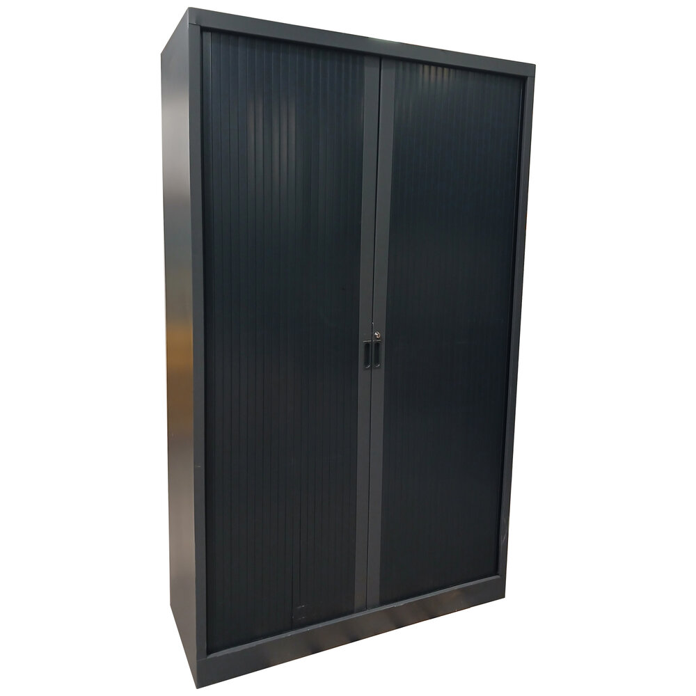 Emtrade Roldeurkast 120,5x45,5x197 cm, 4 legborden zwart, nette staat, zonder sleutel, gebruikt Emtrade Roldeurkast 120,5x45,5x197 cm, 4 legborden zwart, nette staat, zonder sleutel, gebruikt