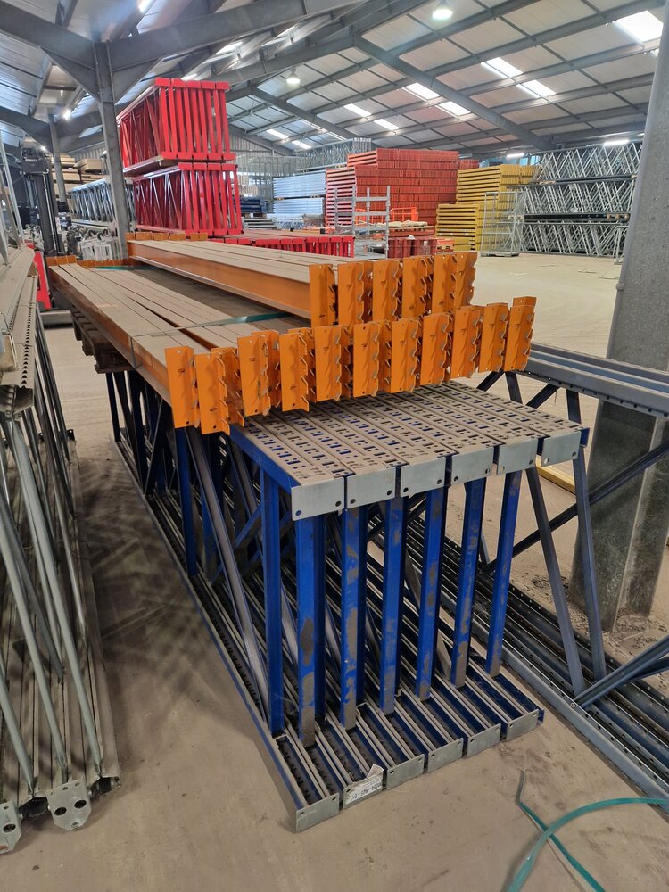 Palletstelling set 12 staanders 3500x1050x70x60mm blauw, 30 liggers 2700x100x50mm oranje, gebruikt